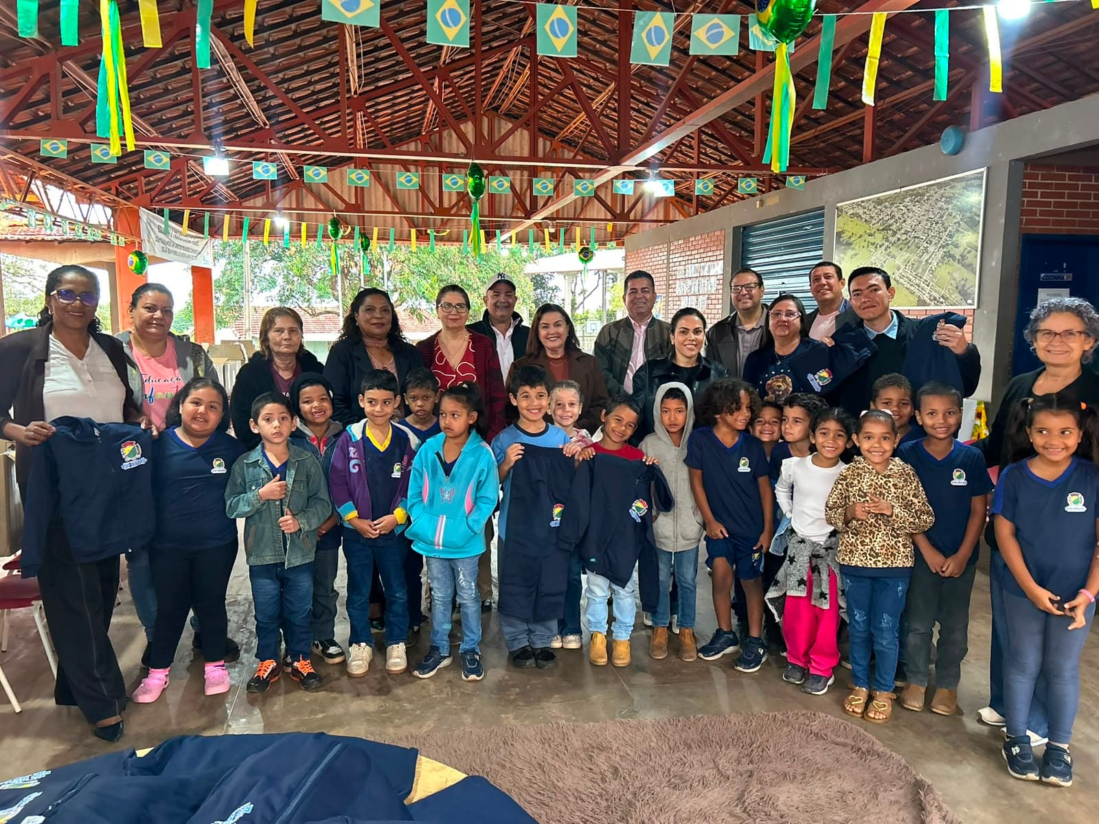 Prefeitura de Rio Negro entrega 700 agasalhos para alunos da Rede Municipal de Ensino